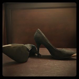 Black suede pointed toe pump